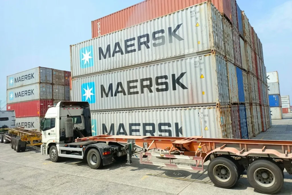 Đầu kéo container chờ nhận hàng