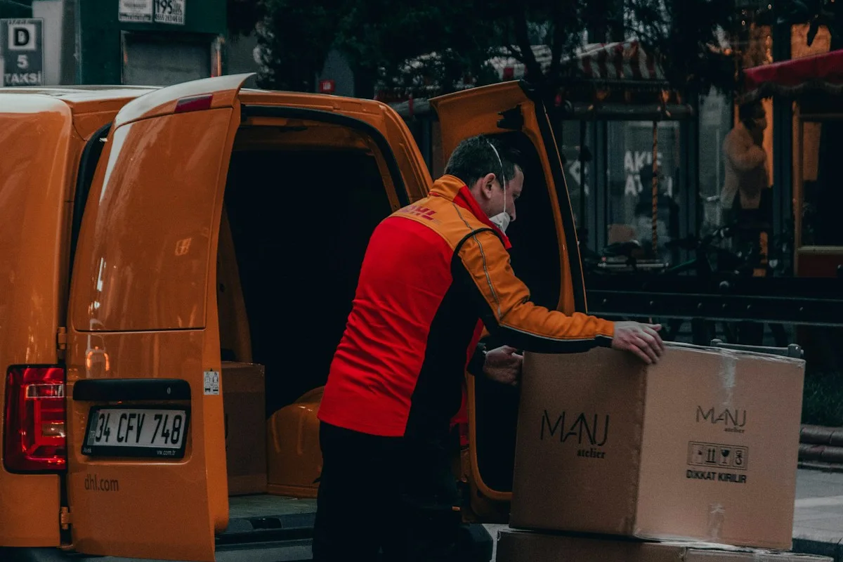 Nhân viên giao hàng cho doanh nghiệp