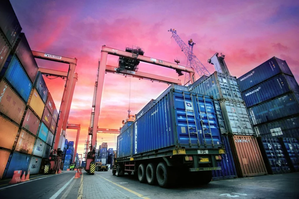 Xe chở container tại bãi cảng